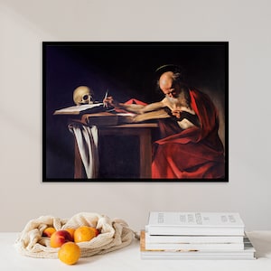 Caravaggio - Der Heilige Hieronymus Schreibend (1605) | Dark Academia Dekor | Stimmungsvolle Malerei Leinwand POSTER DRUCK Geschenk Home Wand Kunst | Totenkopf alter Mann Robe