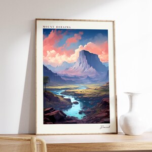 Può includere: Una stampa artistica incorniciata del Monte Roraima in Brasile. Il paesaggio presenta un fiume che serpeggia attraverso una valle, con una grande montagna sullo sfondo sotto un cielo di nuvole rosa e blu. Il testo "Mount Roraima" e "Brazil" è stampato sull'opera d'arte.
