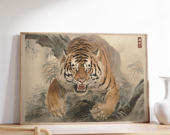 Puede incluir: Una impresión japonesa vintage en madera de un tigre en un entorno de bosque. El tigre está representado en un estilo realista con un pelaje detallado y una expresión feroz. La impresión está enmarcada en un marco de madera simple.