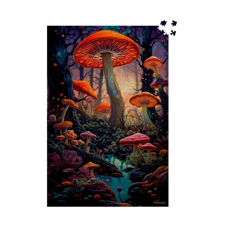 K&ouml;nnte beinhalten: Eine psychedelische Illustration eines Waldes mit einem Bach, der durch ihn flie&szlig;t. Der Wald ist gef&uuml;llt mit bunten Pilzen in verschiedenen Gr&ouml;&szlig;en und Formen. Der gr&ouml;&szlig;te Pilz ist rot mit einem wei&szlig;en Stiel und befindet sich in der Mitte des Bildes. Der Bach ist leuchtend blau und von &uuml;ppigem Gr&uuml;n umgeben.