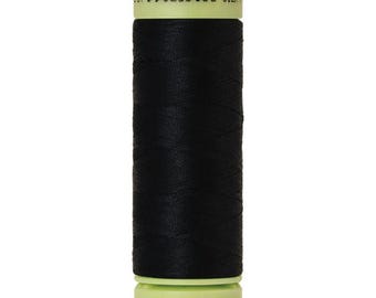 Może przedstawiać: Czarna szpulka nici jedwabnej Gutermann z jasnozieloną etykietą z napisem "Gutermann Silk - mer. No. 60 200m/220 yds"