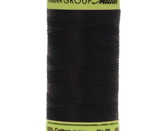 Może przedstawiać: Szpula czarnej nici z zieloną etykietą z napisem "AMANN GROUP Mettler 100% Cotton merc. No.60 800m".