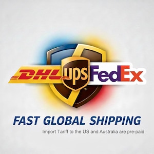 Puede incluir: Imagen que presenta los logotipos de DHL, UPS y FedEx, dispuestos en un diseño de escudo. El texto "FAST GLOBAL SHIPPING" se muestra prominentemente debajo de los logotipos. La imagen tiene un fondo degradado con tonos azules, amarillos y blancos.