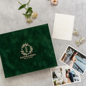 Fluwelen aandenkendoos met foliestempel - Handgemaakte herinneringsdoos voor bruiloft met monogram en datum in reliëf