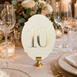 Numéros de table en velours champagne ivoire avec dorure à chaud, cartes de mariage découpées, avec supports dorés