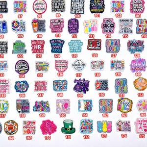 Könnte beinhalten: Eine Sammlung bunter, rechteckiger Charms mit verschiedenen Designs und Texten. Die Charms zeigen Sätze wie "Be Kind", "I Know Sucks" und "Happy Nurses Day".