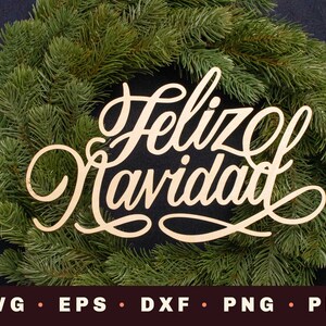 Könnte beinhalten: Ein Holzschild mit dem Schriftzug "Feliz Navidad" in geschwungener Schrift, platziert auf einem grünen Tannenkranz. Das Bild enthält Dateiformatoptionen: SVG, EPS, DXF, PNG und PDF.