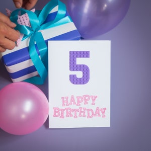 パーソナライズされたビルディングブリックファンl カラフルなピンクの鉛筆の子供用カスタム番号誕生日カードl レインボーカラーのカスタマイズ可能な年齢