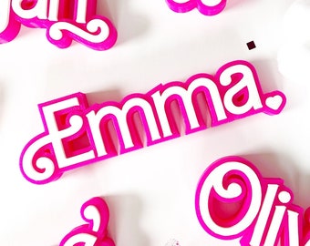 Pink Doll Styled Custom Name Schild - Hängende Wanddekoration - Namensschild - Schreibtisch Display - Geschenk für Modepuppen Fan - Personalisiertes Geschenk für Kinder