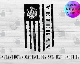 Puede incluir: Un diseño de bandera estadounidense desgastado en blanco y negro con la palabra "VETERAN" escrita verticalmente en el lado derecho. La bandera tiene un ancla de la Marina de los Estados Unidos y las letras "USN" en la esquina superior izquierda. El texto "INSTANT DOWNLOAD INCLUDES: SVG-DXF-PNG FILES" está en la parte inferior de la imagen.