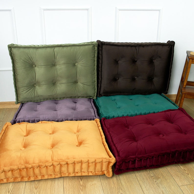Puede incluir: Seis cojines de suelo en varios colores, incluyendo verde, morado, marr&oacute;n, rojo y amarillo. Los cojines est&aacute;n hechos de una tela suave y mullida y tienen un dise&ntilde;o acolchado.