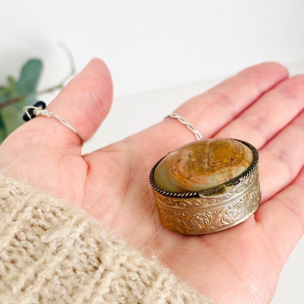 Vintage Small Oval Pill Box Agate Stone Lid 3.4cm, Tiny 1970s Ornate Silver Snuff Box, Coquette Vanity, Fancy Stash Jar