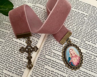 Segnalibro cattolico con Cuore Immacolato di Maria, segnalibro per pagine della Sacra Bibbia, nastro di velluto rosa di lusso con crocifisso, idea regalo sacra, decorazione religiosa
