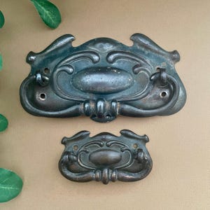 Antika lådhandtag i jugendstil, återvunna handtag, restaurerade skåpbeslag, originalskruvar ingår