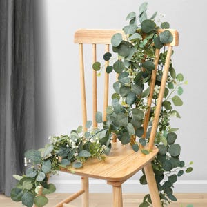 Ghirlanda di eucalipto artificiale con fiori bianchi – 5,9 piedi di verde finto realistico per matrimoni, decorazioni per la casa ed eventi