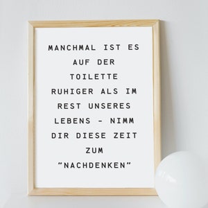 Puede incluir: Una impresión enmarcada con fondo blanco y texto negro que dice "Manchmal ist es auf der Toilette ruhiger als im Rest unseres Lebens - Nimm dir diese Zeit zum "Nachdenken""