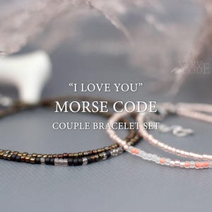 Könnte beinhalten: Ein Set aus zwei Perlenarmbändern, eines braun und eines rosa, mit den Worten "Ich liebe dich" in Morsecode, Paar-Armband-Set.