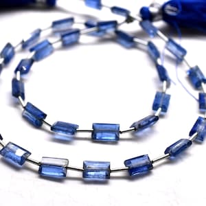 Könnte beinhalten: Eine Kette aus blauen Kyanit-Edelsteinen, jede Perle ist rechteckig und facettiert. Die Perlen sind auf einem Silberdraht aufgefädelt.