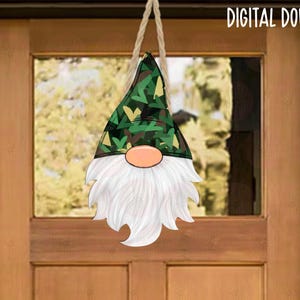 Patriotique, camouflage, gnome, accroche-porte, PNG, téléchargement numérique, sublimation, Aparecium Design Co, dessiné à la main, décoration, cadeau, suspension murale, États-Unis