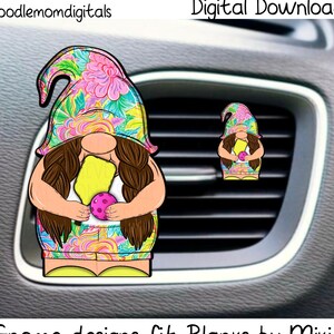 Könnte beinhalten: Ein farbenfroher Blumen-Zwerg, der einen rosa-gelben Ball hält. Der Zwerg ist so konzipiert, dass er in einen Auto-Lufterfrischer-Rohling passt. Das Bild enthält den Text "Gnome designs fit Blanks by Miki".