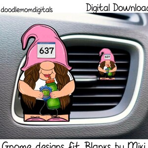 Könnte beinhalten: Ein rosa Zwerg mit braunen Haaren, der eine grüne Wasserflasche und einen Timer hält. Der Zwerg trägt einen rosa Hut mit der Nummer 637 darauf. Der Zwerg befindet sich vor einer Lüftungsschlitze im Auto.