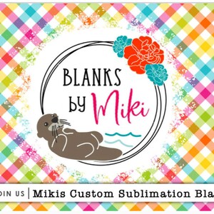 Pu&ograve; includere: Uno sfondo a quadri vichy colorati con un cerchio bianco che contiene il testo "Blanks by Miki" e una lontra di mare di cartone animato. Il testo "Join Us | Mikis Custom Sublimation Blanks" &egrave; nella parte inferiore dell'immagine.