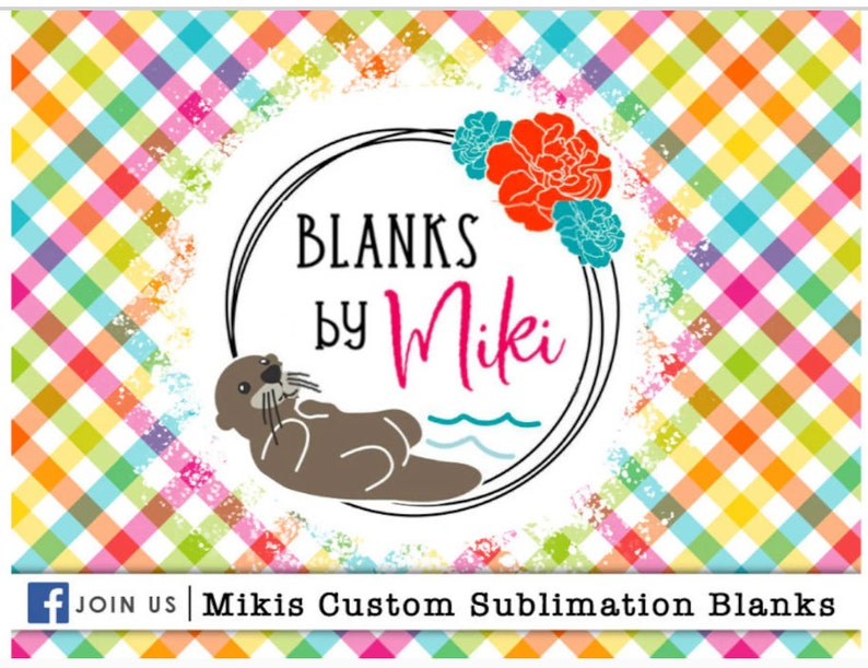 Pu&ograve; includere: Uno sfondo a quadri vichy colorati con un cerchio bianco che contiene il testo "Blanks by Miki" e una lontra di mare di cartone animato. Il testo "Join Us | Mikis Custom Sublimation Blanks" &egrave; nella parte inferiore dell'immagine.