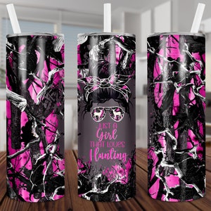 Apenas uma garota que adora caçar, cervo, fanfarrão, camuflagem rosa, reto e cônico, sublimação, digital, PNG, design, download, copo magro de 20 onças