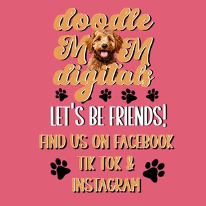 Pu&ograve; includere: Uno sfondo rosa con testo dorato che recita "doodle mom digitals" con un cane barboncino marrone e bianco al centro. Sotto il testo ci sono quattro impronte di zampe nere. Il testo "LET'S BE FRIENDS!" &egrave; sotto le impronte di zampe. Sotto c'&egrave; il testo "FIND US ON FACEBOOK TIK TOK & INSTAGRAM".