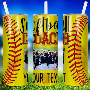 Könnte beinhalten: Ein gelber und roter Softball-Becher mit dem Text "Softball Coach" und einem Foto eines Softball-Teams. Der Becher hat einen weißen Strohhalm.