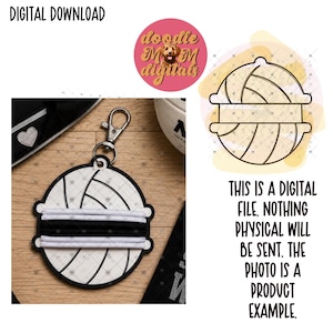 Peut inclure: Un porte-clés circulaire en forme de ballon de volley-ball avec un motif blanc et noir et un fermoir mousqueton en métal. L'objet est présenté avec des élastiques à cheveux blancs et noirs enroulés au centre. Texte : DIGITAL DOWNLOAD.