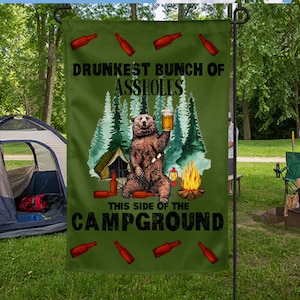 El grupo más borracho, Camping, Camping, Divertido, Oso, Verano, Bandera de jardín, Hogar, Bienvenido, Sublimación, Digital, PNG, Diseño, Descargar, Imprimir