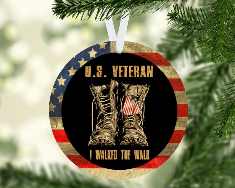 Pu&ograve; includere: Un ornamento rotondo a forma di bandiera americana rosso, bianco e blu con sfondo nero. L'ornamento presenta un paio di stivali di cuoio marroni con una piccola bandiera americana sul lato. Il testo "U.S. VETERAN I WALKED THE WALK" &egrave; stampato in giallo sull'ornamento.