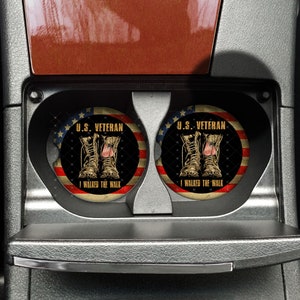 Pu&ograve; includere: Due sottobicchieri rotondi per auto con un design a bandiera americana. I sottobicchieri presentano un paio di stivali militari con una bandiera americana sul lato e il testo "U.S. Veteran I Walked The Walk".