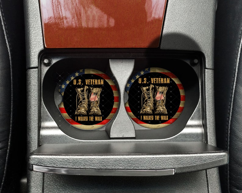 Pu&ograve; includere: Due sottobicchieri rotondi per auto con un design a bandiera americana. I sottobicchieri presentano un paio di stivali militari con una bandiera americana sul lato e il testo "U.S. Veteran I Walked The Walk".