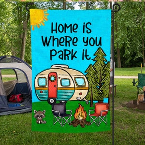 Home Is Where You Park It, Aanpassen, Kamperen, Camper, Zomer, Tuinvlag, Thuis, Welkom, Sublimatie, Digitaal, PNG, Ontwerp, Downloaden, Afdrukken