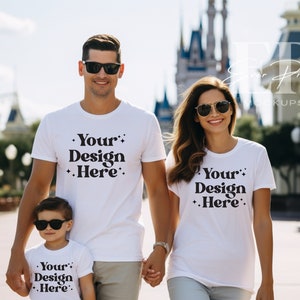 以下が含まれることがあります： 「Your Design Here」という文字が印刷された白いTシャツを着た3人家族。家族は城のような建物の前に立っている。