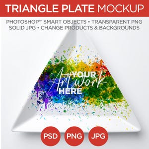 Puede incluir: Una maqueta de plato triangular blanco con un diseño de salpicaduras de pintura coloridas. El plato tiene el texto "YOUR ART WORK HERE". La parte superior de la imagen tiene el texto "TRIANGLE PLATE MOCKUP".