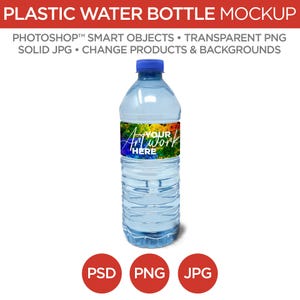Può includere: Un mockup di una bottiglia d'acqua in plastica trasparente con un'etichetta colorata che dice "YOUR Artwork HERE". La bottiglia è su uno sfondo bianco con le parole "PSD PNG JPG" in cerchi rossi sotto la bottiglia.