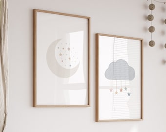 Puede incluir: Una cuna blanca con una capota beige y un colchón blanco. Hay dos impresiones enmarcadas en la pared detrás de la cuna, una con una luna creciente y estrellas y la otra con una nube y estrellas. Un banco de mimbre con un cojín beige se encuentra en la esquina de la habitación.