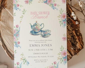 Puede incluir: Invitación a baby shower brunch con diseño floral en acuarela. Presenta una ilustración de tetera y taza, rodeada de flores rosas y azules. Incluye detalles del evento: Emma Jones, 11 de febrero, 15:00 y confirmación de asistencia.
