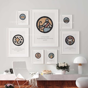 Może przedstawiać: Zestaw dziewięciu oprawionych wydruków z kolorowymi ilustracjami i wersetami biblijnymi. Wydruki przedstawiają różne symbole chrześcijańskie, w tym pasterza, chleb, gwiazdę i krzyż. Wydruki są wszystkie w białych ramach i są ułożone w siatkę na białej ścianie.