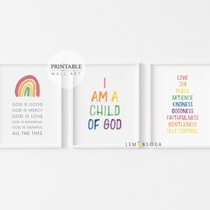 Puede incluir: Tres impresiones de arte de pared imprimibles con diseños de arcoíris y texto inspirador. La primera impresión presenta un arcoíris con el texto "Dios es bueno, Dios es misericordioso, Dios es amor, Dios es justo, Dios es fiel, todo el tiempo". La segunda impresión presenta un arcoíris con el texto "Soy un hijo de Dios". La tercera impresión presenta un arcoíris con el texto "Amor, Alegría, Paz, Paciencia, Bondad, Benevolencia, Fidelidad, Mansedumbre, Autocontrol".