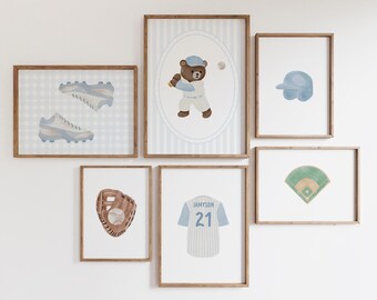 Pode incluir: Uma coleção de gravuras emolduradas com tema de beisebol. As gravuras apresentam um urso de beisebol, chuteiras de beisebol, um capacete de beisebol, uma luva de beisebol, uma camisa de beisebol com o nome "Jamyson" e o número "21" e um campo de beisebol.