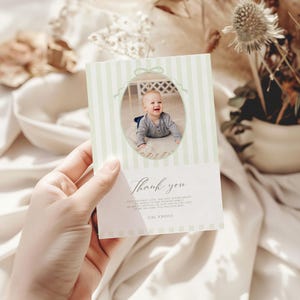 Cartão de agradecimento com foto e laço verde listrado, modelo editável para o primeiro aniversário do bebê, nota de agradecimento minimalista clássica para impressão 03083