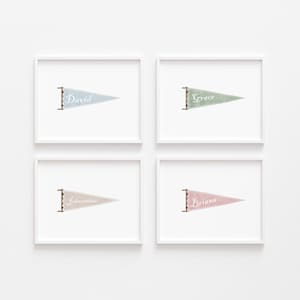 Puede incluir: Cuatro marcos blancos con un banderín de color azul claro, verde, rosa y beige dentro de cada uno. Los banderines tienen los nombres "David", "Grace", "Briana" y "Jonathan" escritos en blanco.