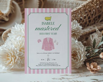 Op de afbeelding: Een roze en witte gestreepte uitnodigingskaart met de tekst "ISABELE mastered HER FIRST YEAR!" en golf-thema illustraties. De kaart bevat evenementdetails voor een eerste verjaardagsviering.