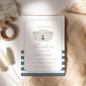 Convite de primeiro aniversário com chapéu azul marinho para menino, convite minimalista clássico para festa de primeiro aniversário, modelo náutico editável, cartão exclusivo para bebê menino