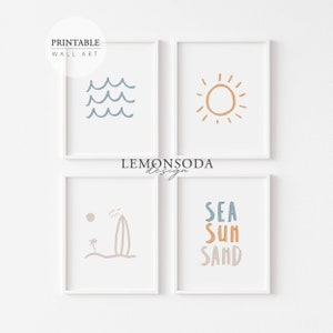Pu&ograve; includere: Set di quattro stampe d'arte da parete stampabili con tema spiaggia. Le stampe presentano un'onda blu, un sole giallo, una tavola da surf con una palma e uccelli, e le parole "Mare Sole Sabbia" in blu e arancione.