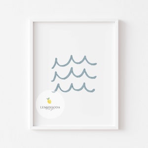 Pu&ograve; includere: Una stampa incorniciata bianca con un design di onde blu in acquerello. La stampa ha un cerchio bianco con un limone giallo e il testo "LEMONSODA Design" in nero.